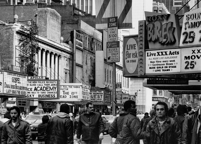 Куда ни глянь - кинотеатры для взрослых и бурлеск-шоу, 42-я улица, Нью-Йорк, ок. 1984 г.