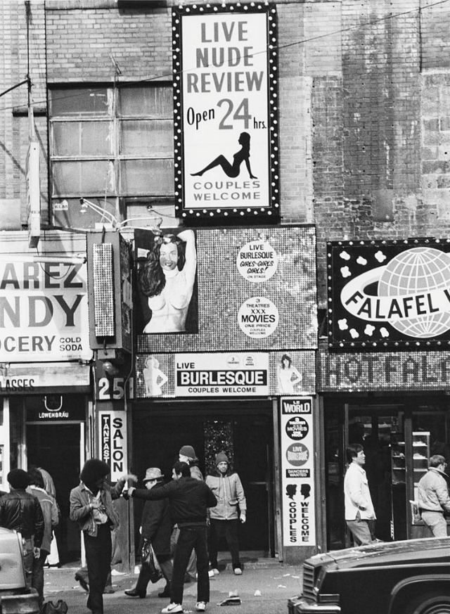 Вывески у входа в клуб со стриптизом, порно-кинотеатром и бурлеск-шоу, Западная 42-я улица, Нью-Йорк Сити, ок. 1978 г.