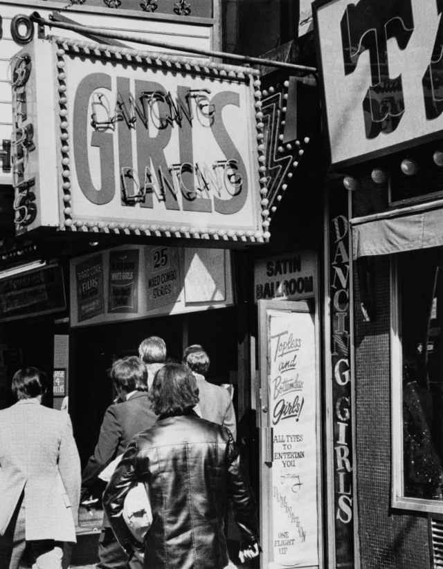 У входа в один из стрип-клубов на Таймс-сквер, Нью-Йорк, ок. 1975 г.