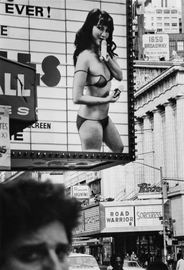 Киноафиши "Rivoli Theatre" и других кинотеатров на Бродвее с рекламой шоу и фильмов для взрослых, Нью-Йорк, 1983 г.
