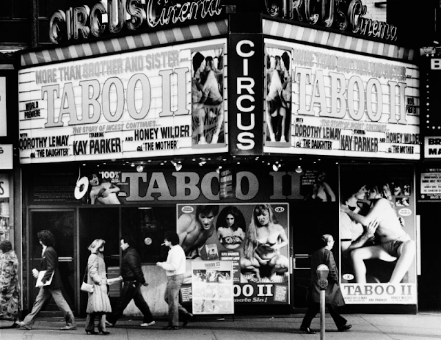 Кинотеатр "Circus Cinema" на Таймс-сквер, с афишей "Табу-2", порно на тему инцеста, Нью-Йорк, 1983 г.