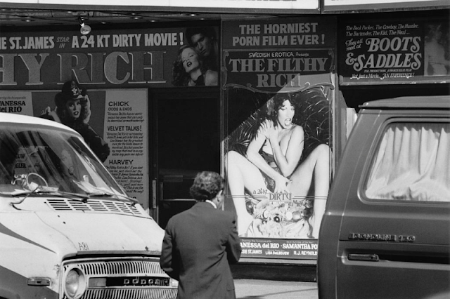 Афиши кинотеатра, в котором идет фильм для взрослых "The Filthy Rich", Нью-Йорк, 1982 г.