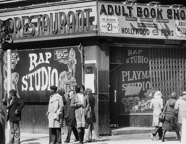 Вход в "Rap Studio", стрип-клуб и книжный магазин для взрослых в Нью-Йорке, ок. 1978 г.