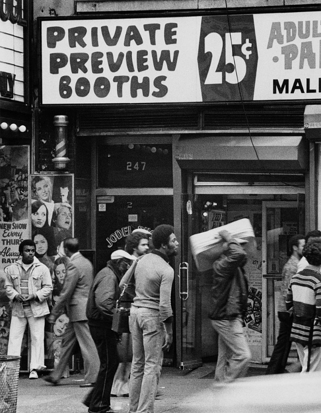 Вывеска предлагает "частные кабинки для просмотра" в клубе с пип-шоу, Нью-Йорк Сити, ок. 1978 г.