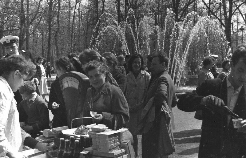 Перекус в Петергофе. 1960-е