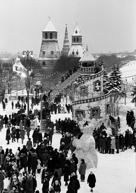 Зимний отдых в Тайницком саду Московского Кремля. Фото В. Егорова. 1961