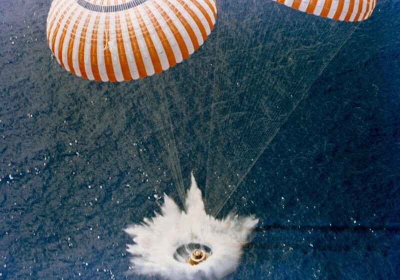 Apollo 15 приводняется в Тихом океане, 1971.