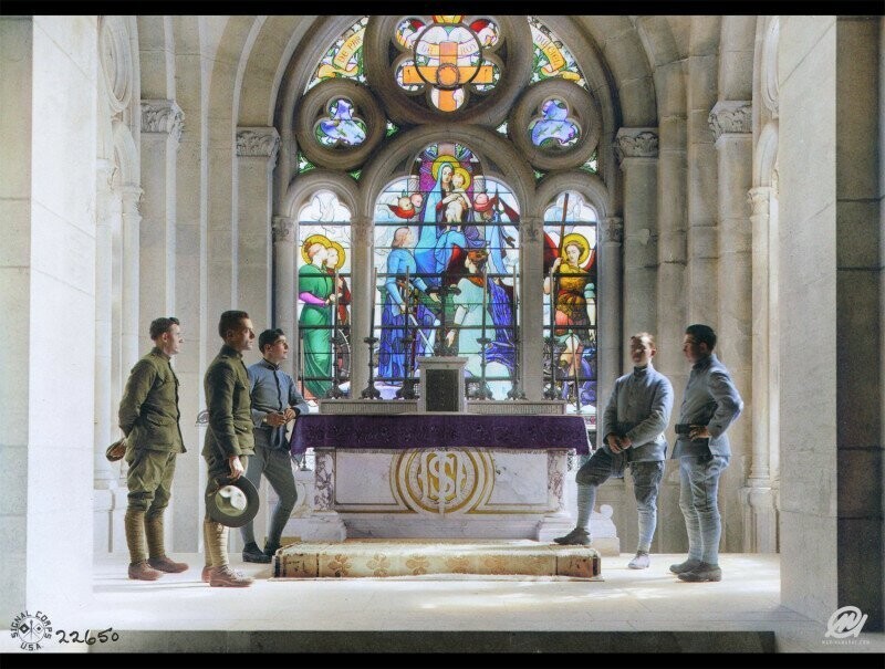 Французские и американские солдаты у алтаря церкви Св. Жанны д'Арк (Базилика Буа Шену) возле Домреми, Франция, 15 сентября 1918 года. Раскрашено Мариной Амарал.