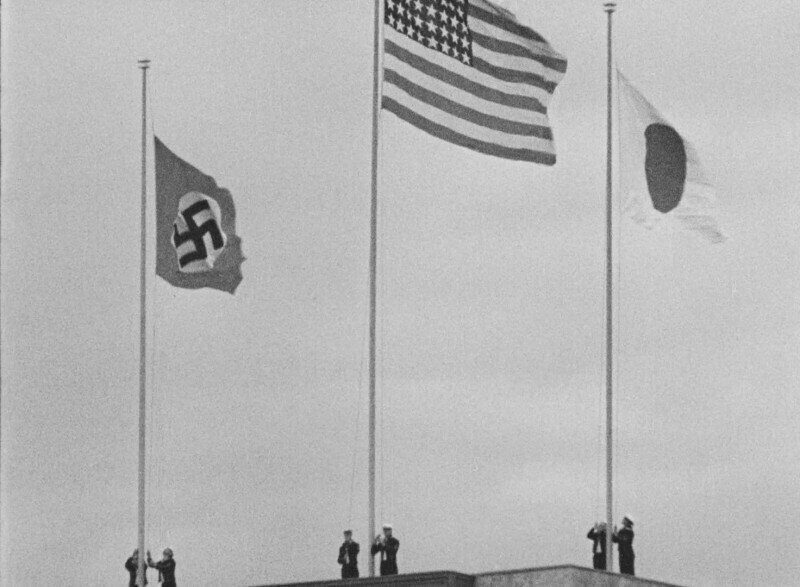 Сюрреалистический момент на Олимпиаде 1936 года в Берлине: флаг США развевается рядом с флагом нацистской Германии и Хиномару (флаг Японии)