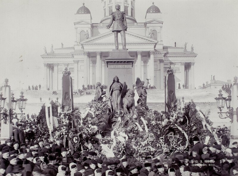 Возложение венков и цветов к памятнику Александру II во время церемонии открытия, Хельсинки, 1899 г.