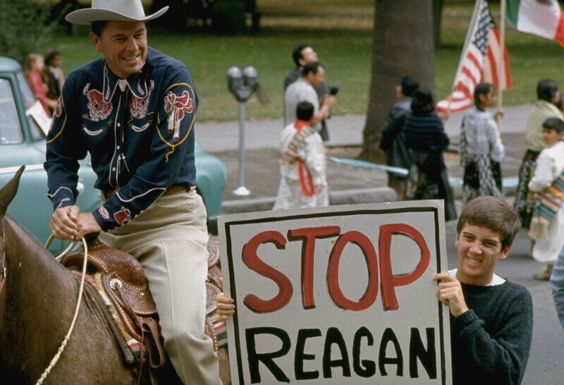 Рональд Рейган с протестующим во время избирательной компании на пост губернатора. США, 1966