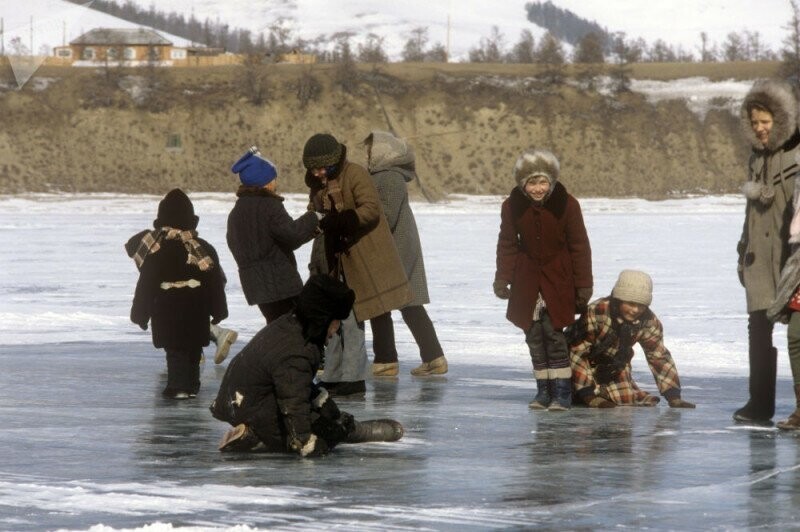 Дети играют на льду Байкала. 1988