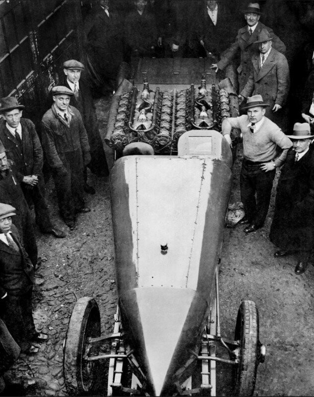 Американский гонщик Рэй Кич позирует рядом со своим 36–цилиндровым автомобилем White Triplex, Атлантик–Сити, 18 февраля 1928 года