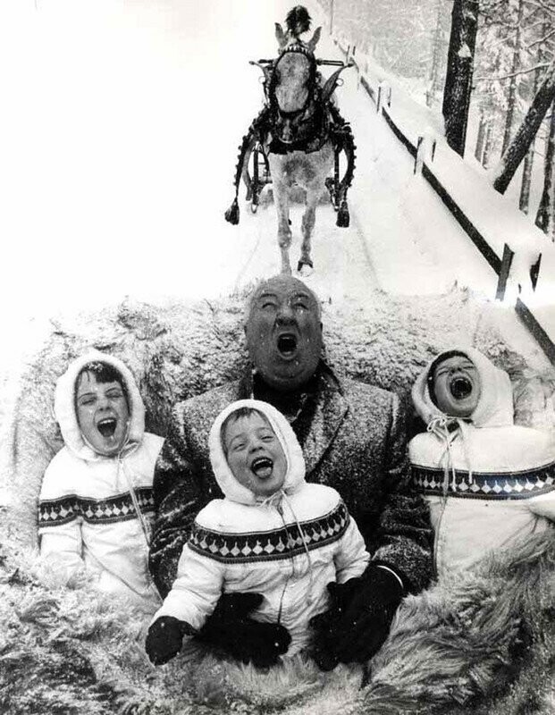 Альфред Хичкок ловит снежинки с внуками во время катания на санях, 1960 год.