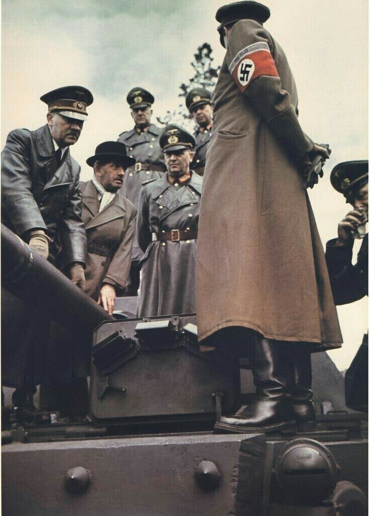 Гитлер осматривает новую САУ «Фердинанд». По левую руку от него – Фердинанд Порше