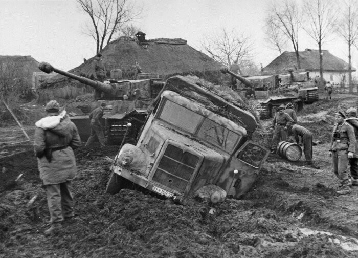 Колонна тяжелых танков Tiger I и грузовик MAN ML 4500 1–й танковой дивизии СС «Лейбштандарт СС Адольф Гиитлер» в Винницкой области Украины, 1943 год.