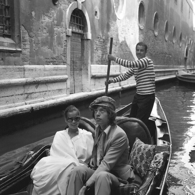 Мик Джаггер на прогулке в Венеции. Италия. 70-е.