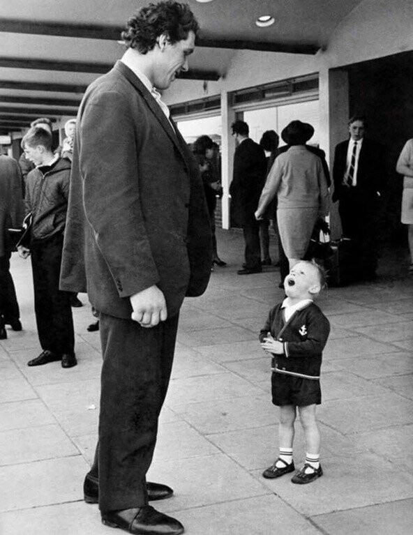 Мальчик встретил рестлера Андре Гиганта, 1970-е.