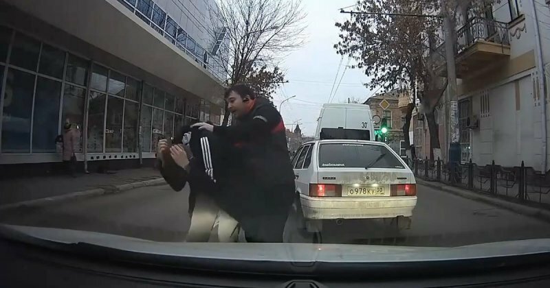 Суровый маршрутчик: в Астрахани накажут мужчину, который избил молодого водителя