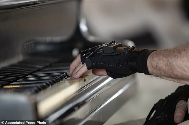 Травмированный пианист вновь может играть благодаря бионическим перчаткам