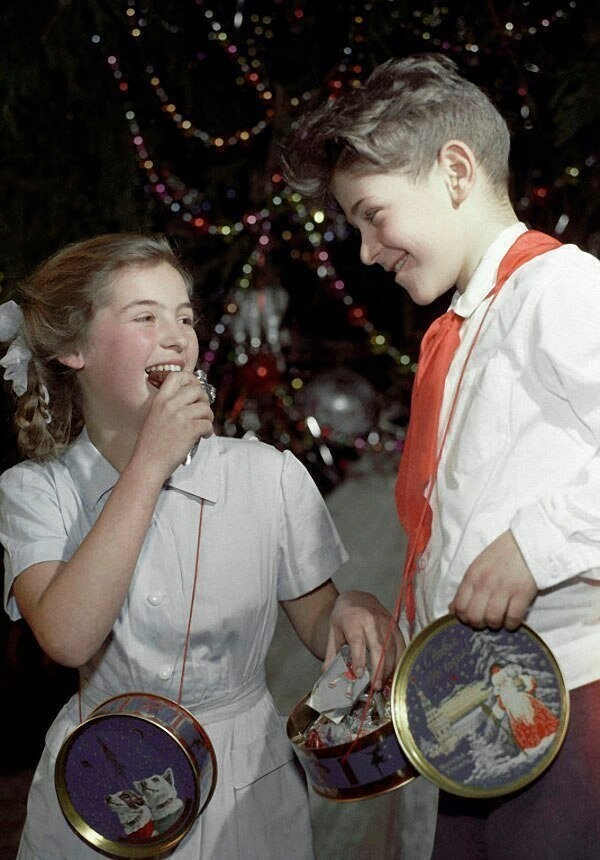  Белка и Стрелка на подарочной коробке — полноправные новогодние герои наравне с Дедом Морозом, СССР, 1960–е 