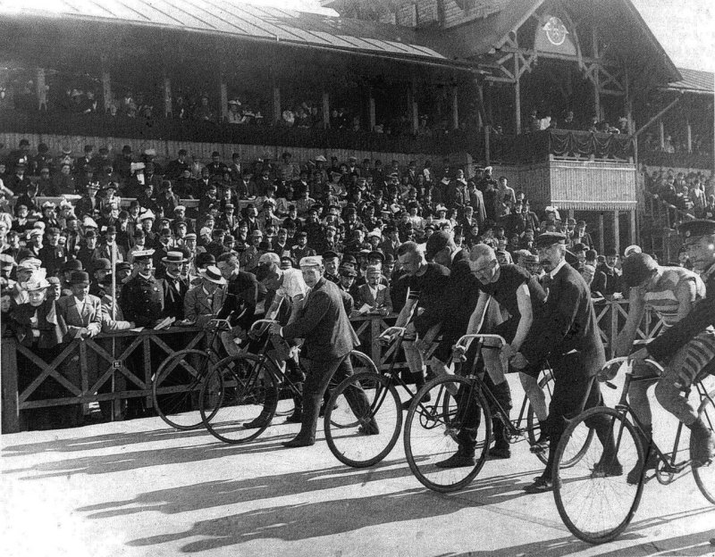 Велогонщики, 1896, Велодром в Стрельне, Санкт-Петербург. 