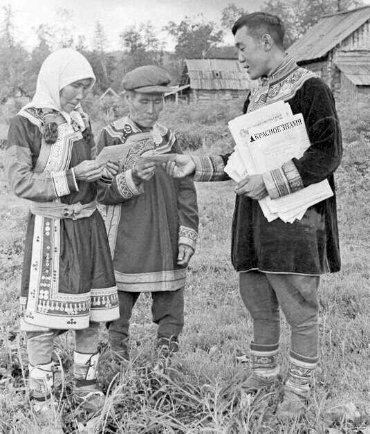 Почтальон принёс письма и газету "Правда” крестьянам деревни Гвасюги, 1947 год, Хабаровский край 