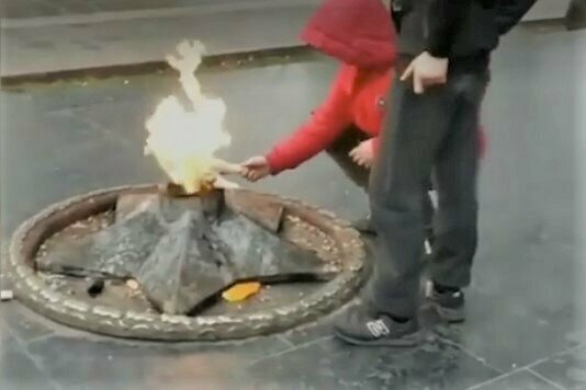 Подростки из Махачкалы пожарили шашлык на Вечном огне