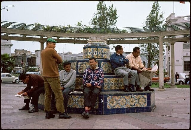 Лима. Мужчины, сидящие на фонтане, Перу, 1974