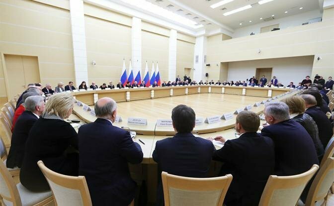 Зарплаты министров и депутатов должны зависеть от доходов россиян