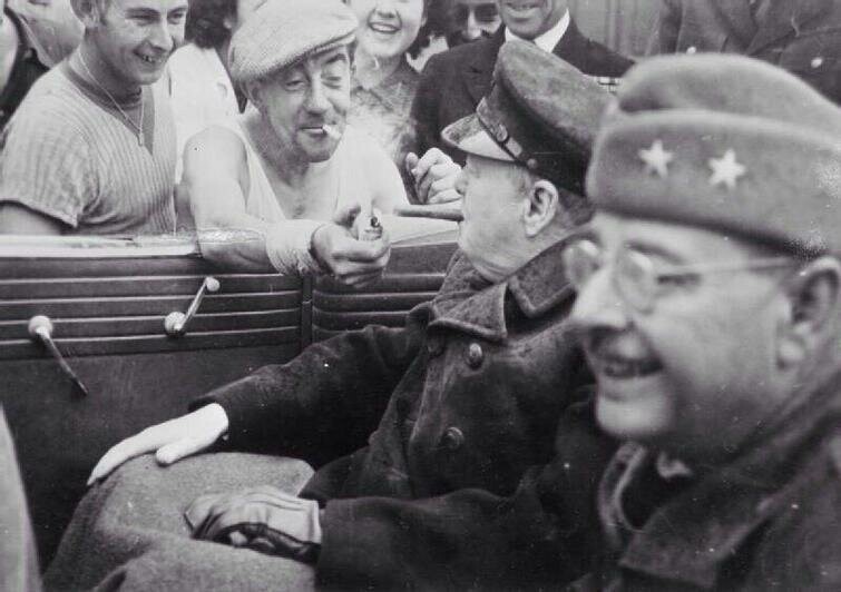 Француз даёт прикурить Уинстону Черчиллю, 1944 г.