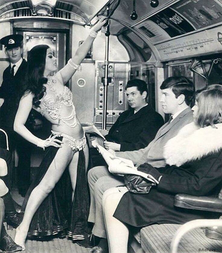 Исполнительница танца живота в лондонском метро, 1968 год