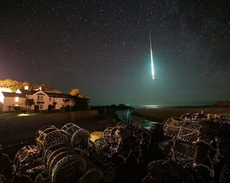 Невероятный момент: редкий метеор освещает ночное небо