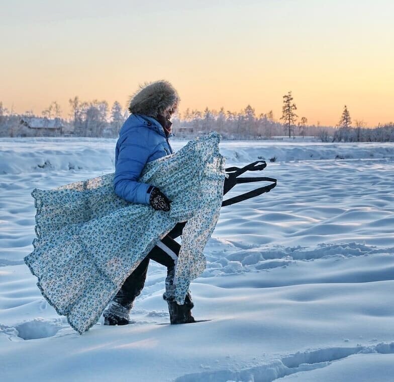 Жительница Якутии показала, что происходит с одеждой на морозе