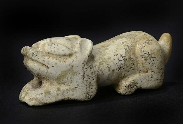 Эксперты оценивают возраст нефритовой собаки в 4000-5000 лет, она принадлежит искусству китайского каменного века
