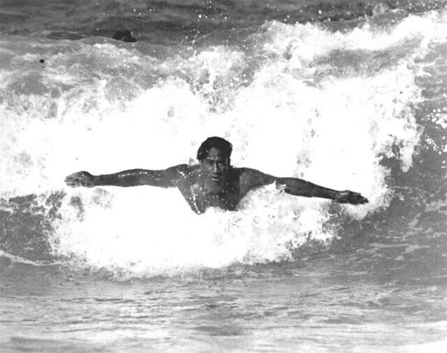 Отец серфинга: 30 фотографий молодого Дьюка Каханамоку (1910-1920)