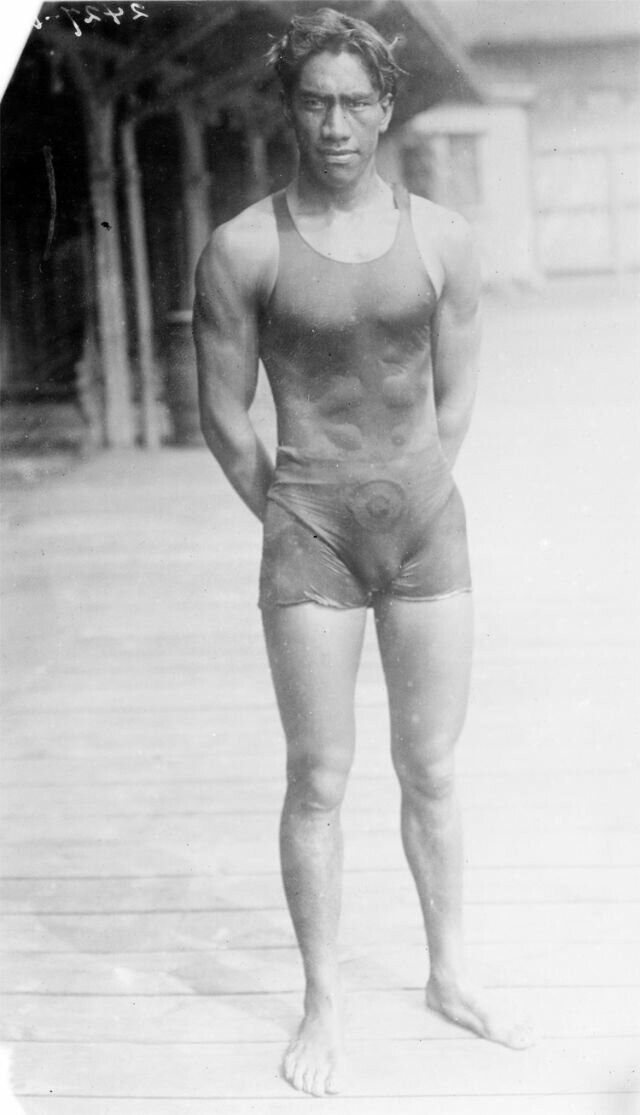 Отец серфинга: 30 фотографий молодого Дьюка Каханамоку (1910-1920)