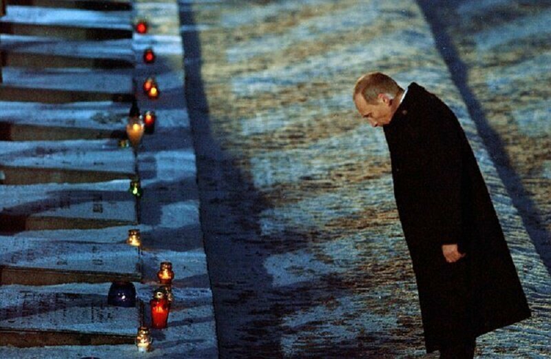 2005 год. Путин почтил память узников концлагеря Аушвиц-Биркенау
