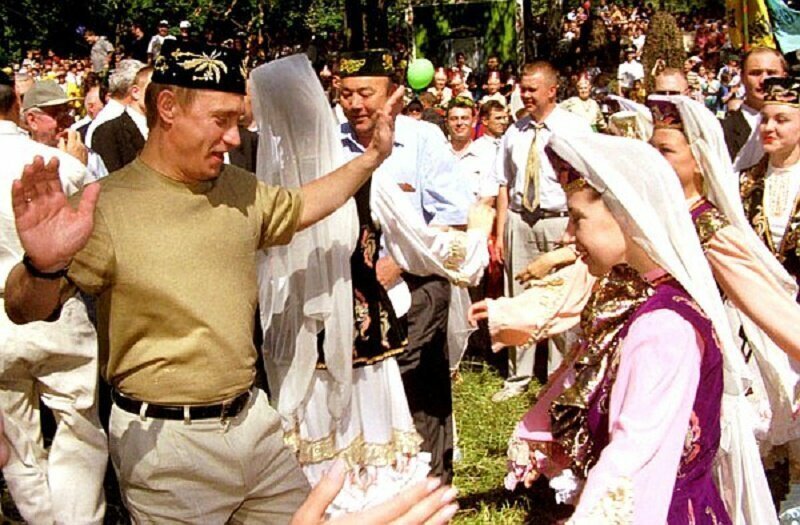 В 2000 году Владимир Путин посетил праздник в Татарстане под названием Сабантуй