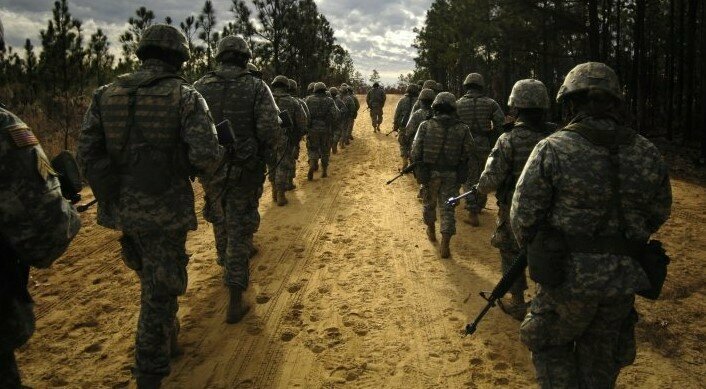 Американские солдаты бегут с блокпостов в Сирии