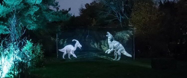"Доисторическое сафари": голографические динозавры забрели в Париж