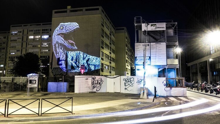 "Доисторическое сафари": голографические динозавры забрели в Париж
