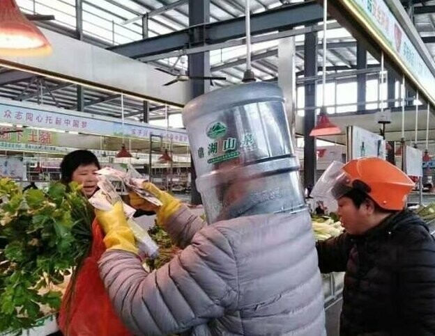 Китайцы лезут от вируса в бутылку