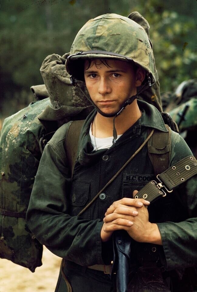 Молодой, американский солдат во Вьетнаме, 60е года. 