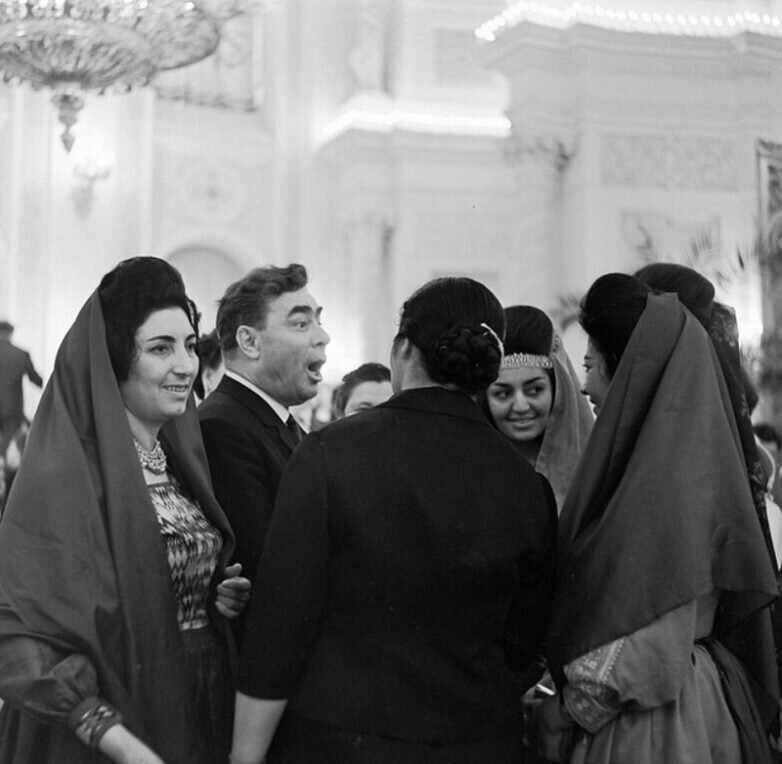 Леонид Ильич с участницами Всемирного конгресса женщин. 1963 г. 