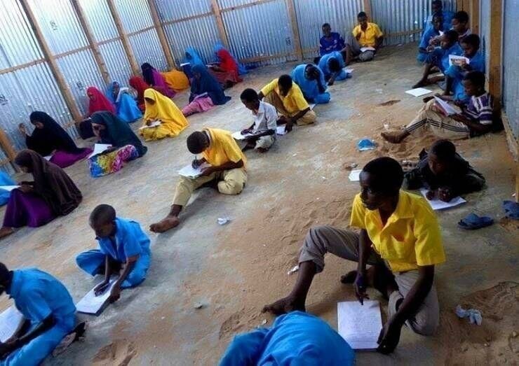 Эти дети в Африке учатся без парт, стульев и электричества в 2020 году 