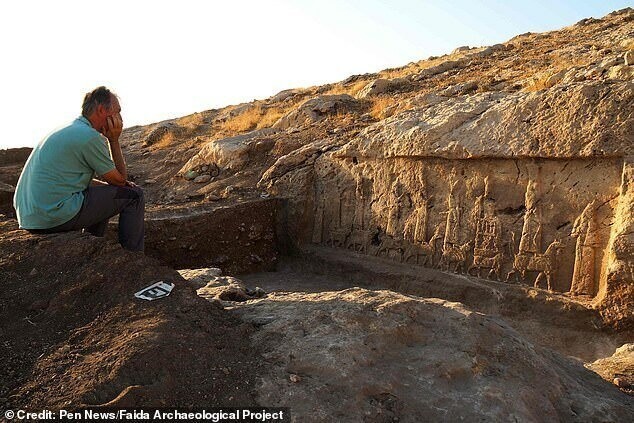 Раскопки начали еще в 2012 году, но только в конце прошлого года, когда был свергнут самопровозглашенный халифат, археологи смогли вернуться к сокровищам