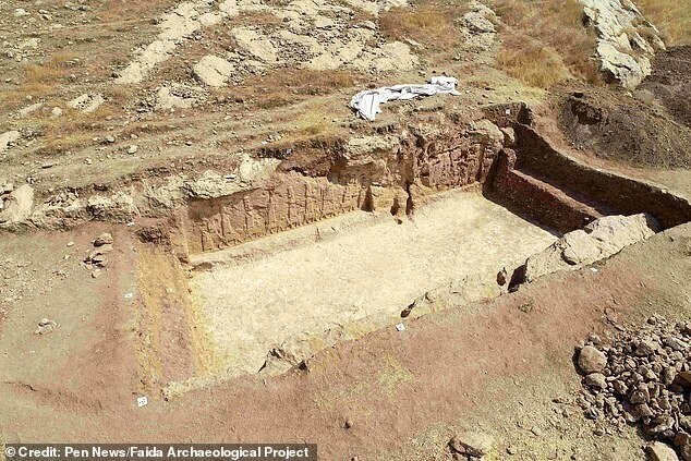 Впервые это место открыли британские археологи в 1973 году, в 2012 году их работу продолжили коллеги из Италии и Ирака, но уже спустя два года ИГИЛ захватила близлежащий город Мосул