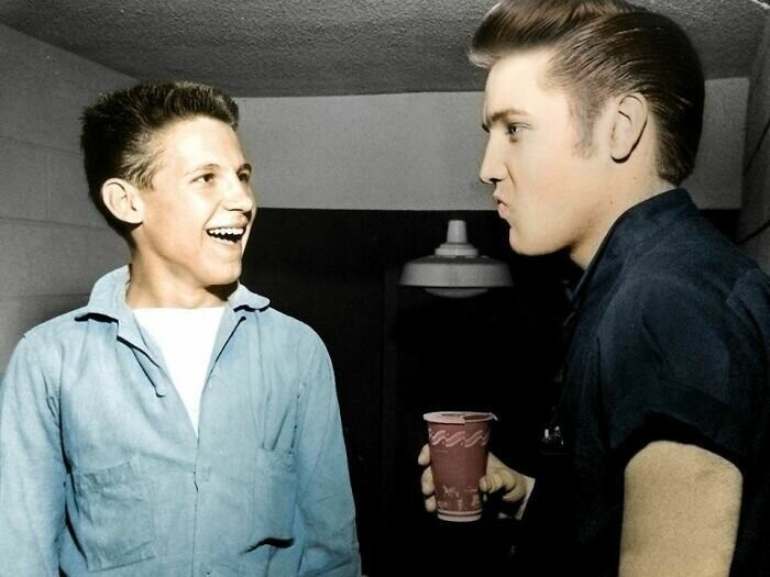 "Мой дедушка и Элвис Пресли в 1950-х"