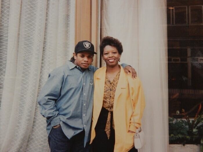 "Мама с рэпером Eazy-E у лондонского отеля в конце 80-х"
